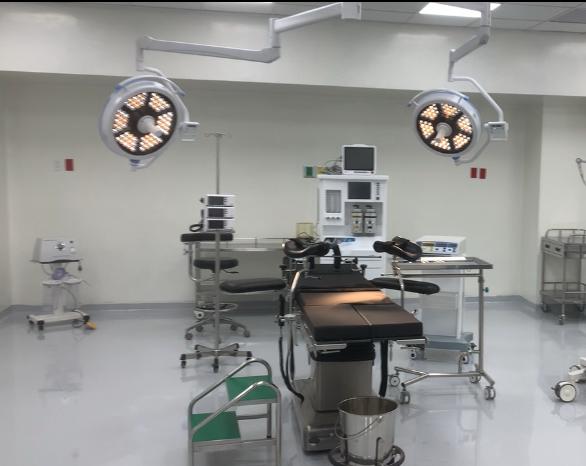 Segundo quirófano con lámparas cialíticas LED, torre de laparoscopia y mesa quirúrgica.